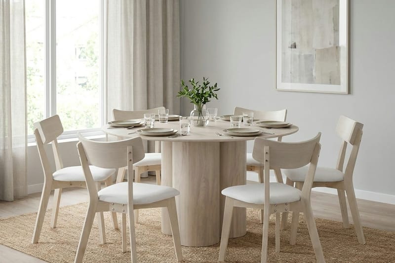 Juno Matgrupp 130 cm runt Vitlaserad med 6 Ameli Matstolar med Dyna - Vitlaserad/Beige - Products - Möbler - Bord & matgrupp - Matgrupp