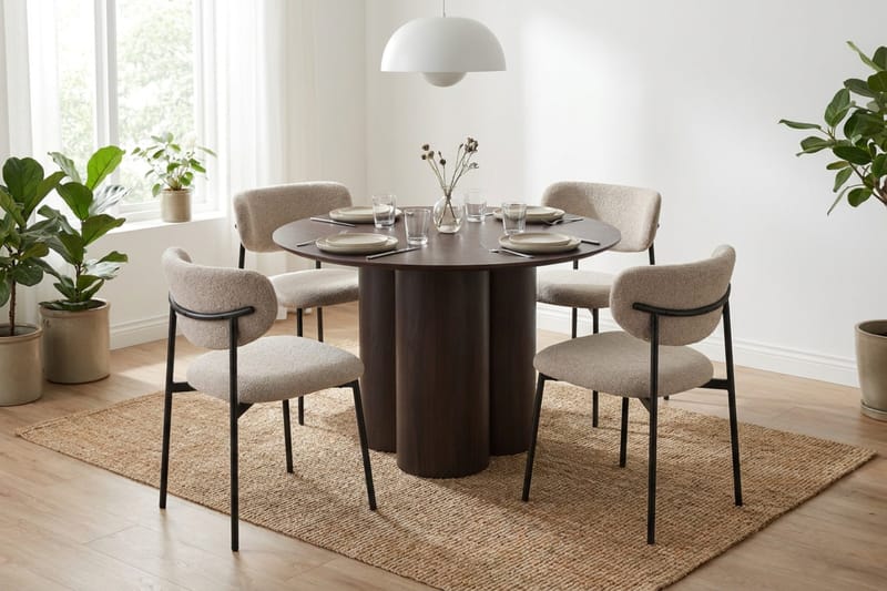 Juno Matgrupp runt 110 cm Rökt Ek med 4 Lucy Matstolar - Rökt ek - Products - Möbler - Bord & matgrupp - Matgrupp