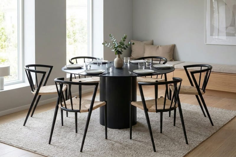 Juno Matgrupp runt 150 cm Svart med 6 Winston Matstolar - Svart - Products - Möbler - Bord & matgrupp - Matgrupp