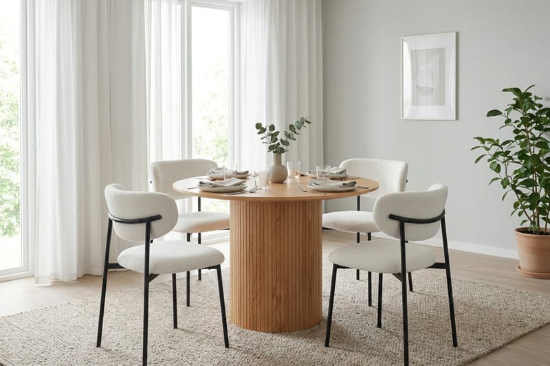 Kopparbo Matgrupp runt 110 cm Ek med 4 Lucy Matstolar - Ek - Products - Möbler - Bord & matgrupp - Matgrupp