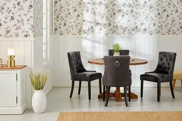 Lyon Matgrupp Rund med 4 st Tuva Fåtölj Konstläder - Trä/Svart PU - Products - Möbler - Bord & matgrupp - Matgrupp