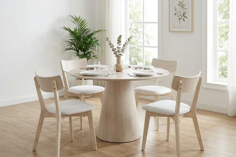 Siena Matgrupp 110 cm runt Vitlaserad med 4 Amelia Matstolar med Dyna - Vitlaserad/Beige - Products - Möbler - Bord & matgrupp - Matgrupp