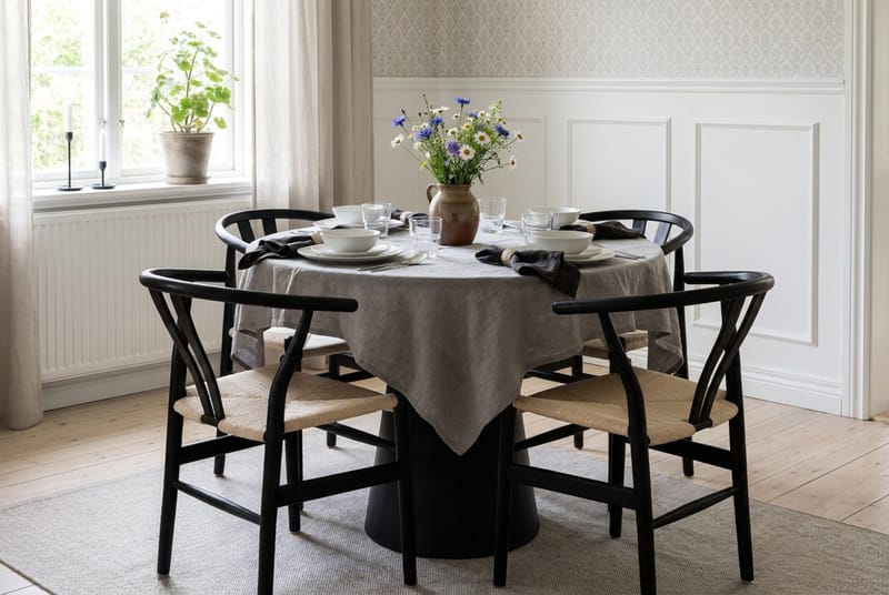 Siena Matgrupp runt 110 cm Svart med 4 Dastoori Matstolar - Svart - Products - Möbler - Bord & matgrupp - Matgrupp