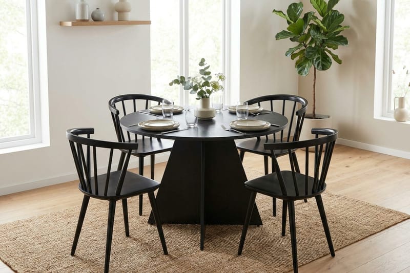 Vera Matgrupp runt 110 cm Svart med 4 Tyrö Matstolar - Svartlaserad ek - Products - Möbler - Bord & matgrupp - Matgrupp