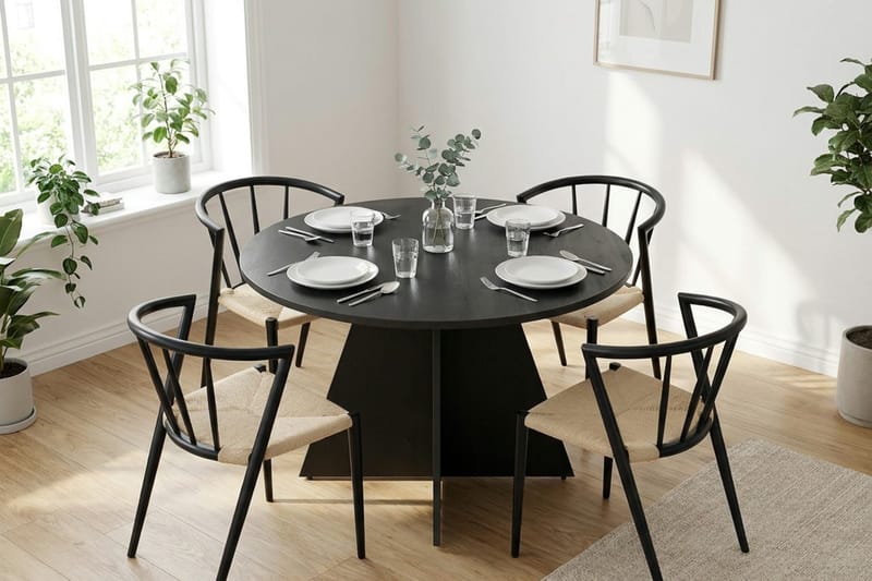 Vera Matgrupp runt 110 cm Svart med 4 Winston Matstolar - Svartlaserad ek - Products - Möbler - Bord & matgrupp - Matgrupp