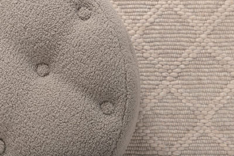 Benjamin Sittpuff - Greige - Products - Möbler - Fåtölj & stolar - Pall & puff - Sittpuff