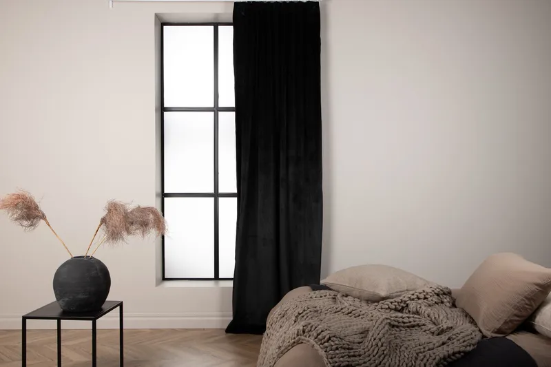 Mary Gardin 135x250 cm - Svart - Products - Textil & mattor - Gardiner - Gardinlängder - Kanallängd